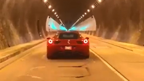 Gewoon even genieten van het heerlijke geluid van een Ferrari in een tunnel
