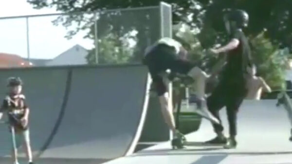 Skater doet keurige kickflip to nutcracker