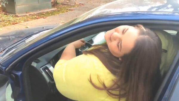 Corpulente dame heeft een nieuwe auto gekocht en is benieuwd of ze erin past