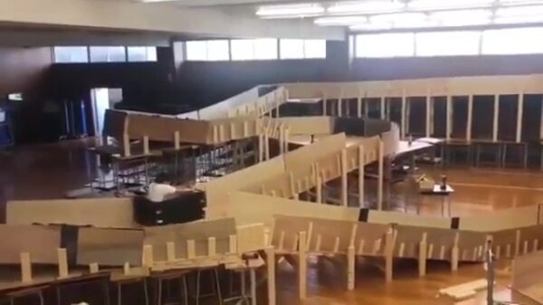 Doe eens gek, bouw eens een complete achtbaan in je schoolkantine