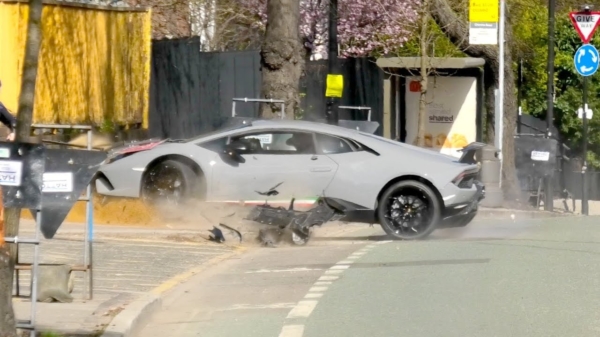 Stuntpiloot in Lamborghini Performante probeert te imponeren en parkeert tegen een boom