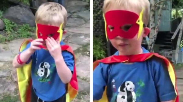 Koter verkleed als The Flash is ontzettend snel, kijk maar eens