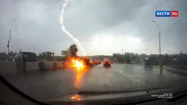 Bliksem slaat twee keer achter elkaar in op Toyota RAV4 en dat zorgt voor mooie beelden