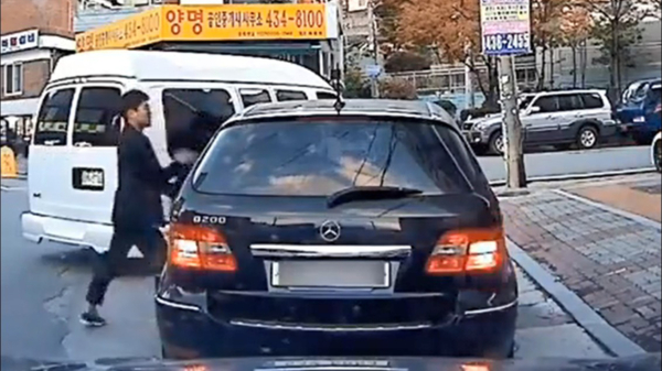 Deze Zuid-Koreaanse road rage loopt echt verschrikkelijk uit de hand