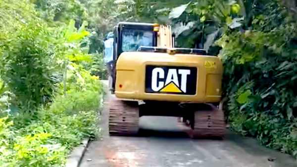 Ondertussen in Thailand: dit setje rupsbanden is wel aan vervanging toe