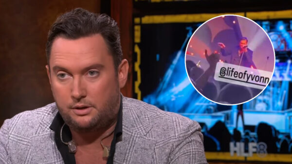 Tino Martin strikes again en geeft weer een straalbezopen optreden weg