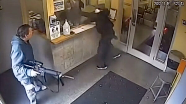 Held stopt idioot die aanslag op een methadonkliniek in Buffalo wilde plegen