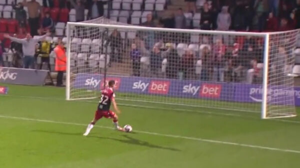 Danny Rose maakt winnende doelpunt door verstoppertje te spelen met de keeper