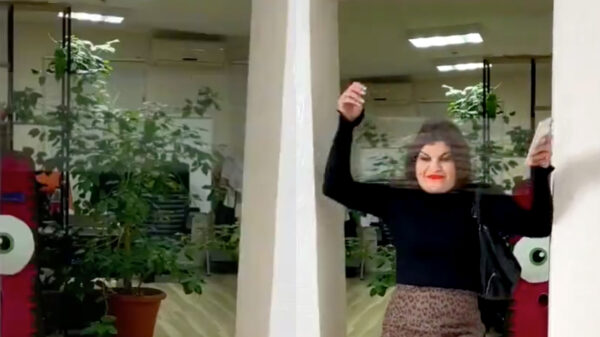 Dé manier om een collega met iets teveel make-up een subtiele hint te geven