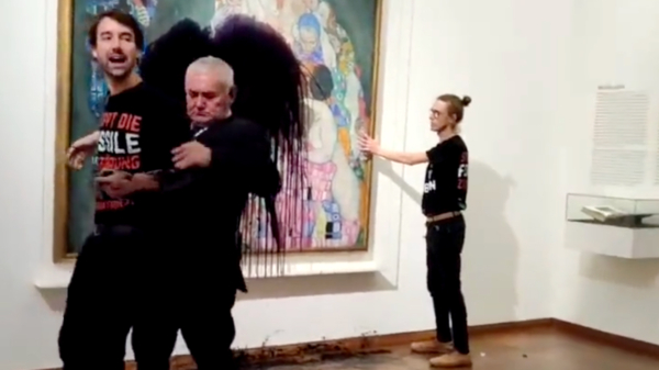 Zucht: milieutokkies in Wenen besmeuren schilderij Gustav Klimt met zwarte vloeistof
