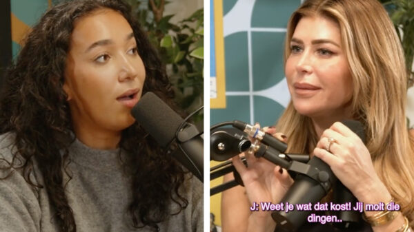 Dochter Estelle Cruijff zorgt voor een ongemakkelijk "nachtkast-momentje" tijdens hun podcast