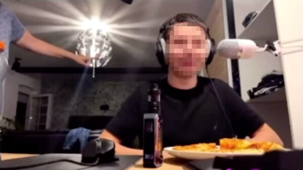 Duits Scheisskind slaat z'n moeder tijdens livestream met een stuk pizza