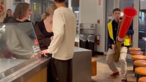 Klanten van een restaurant verrassen met een privéconcert