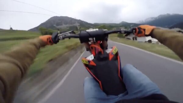 Gestoorde motorrijder heeft géén zin om door de politie gepakt te worden