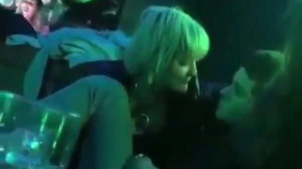 Cougar doet haar best om jonge gast te versieren, maar loopt een blauwtje