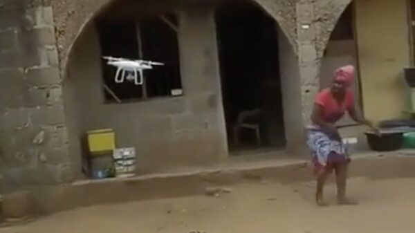 Vrouw wordt aangevallen door uit de kluiten gewassen malariamug