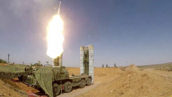 Het testen van een S-400 luchtafweersysteem in de Russische stad Astrakhan