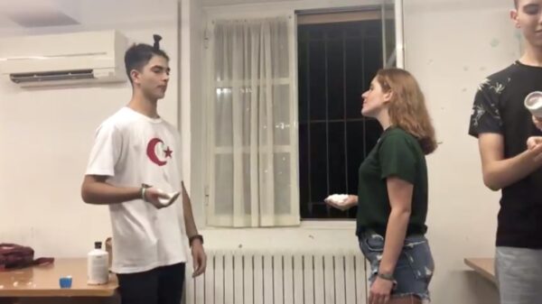 Als 'die stoere chick' ook per se een spelletje met de mannen moet meedoen