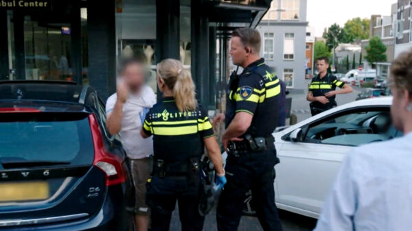 Mishandelde man gaat volledig door het lint in het programma Bureau Arnhem
