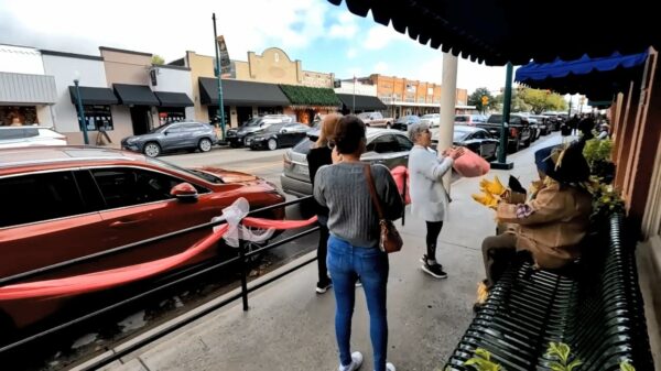 Oma schrikt zich het apelazarus en valt stijl achterover dankzij flauwe prank