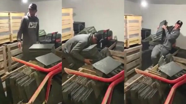 Uitslover demonstreert trots aan collega's zijn bovenmenselijke krachten