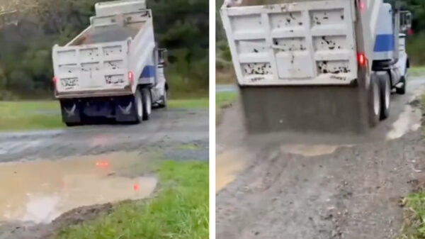 Een weg repareren is voor deze vrachtwagenchauffeur een koud kunstje