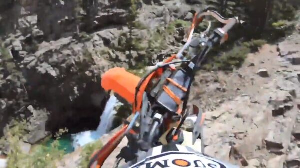 Kerel klettert het ravijn in tijdens hobbelig tochtje op zijn crossmotor