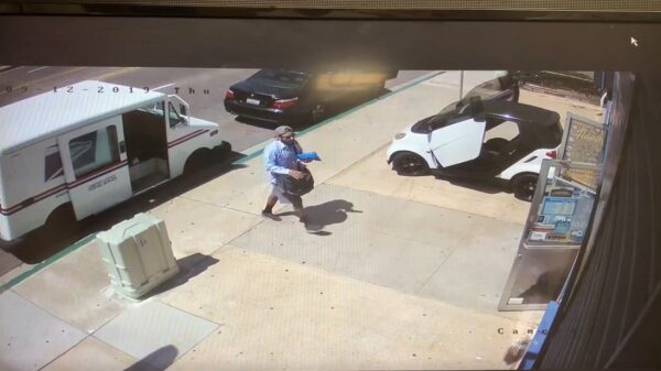 Postbode wordt door automobilist iets te letterlijk in het nauw gedreven