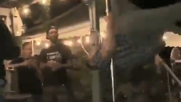 Danspaal vol tegen zijn blije bakkes