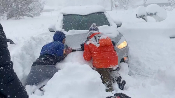 Bizarre beelden van de een historische sneeuwstorm in de staat New York