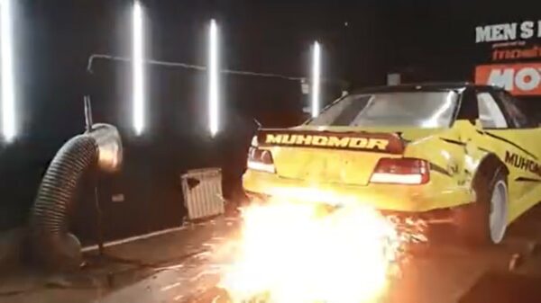 Driftauto afgeschreven nadat er brand uitbreekt op een Dyno-testbank
