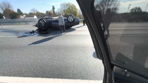 Door het verkeer zigzaggen op de snelweg resulteert in een zware crash