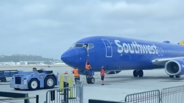 Piloot pakt telefoon aan van passagier die hem was vergeten