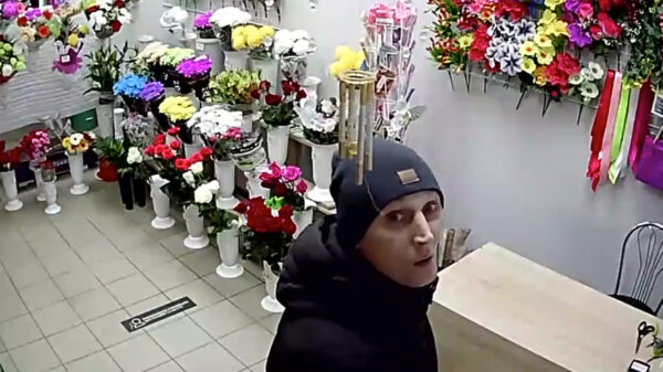 Kneus van de dag staakt steelpoging nadat 'ie de beveiligingscamera spot