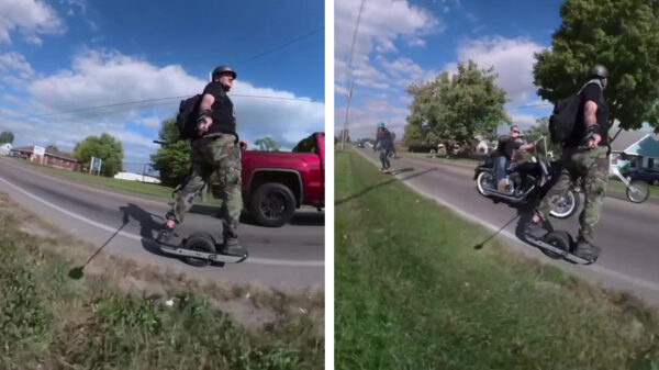 Monowheelert uit het niets door een motormuis van zijn eenwieler getrapt