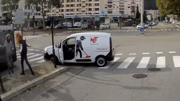 Agressieve verkeershufter in Grenoble gaat gestrekt door behulpzame voorbijganger