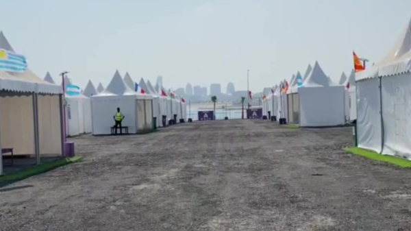 Deze rondleiding bewijst dat de Fanzones in Qatar meer op strafkampen lijken