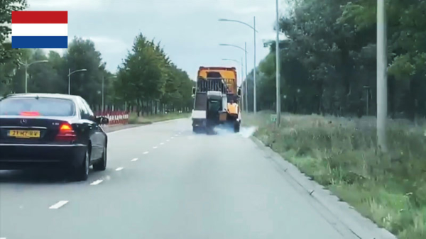 Lullig: vrachtwagenchauffeur vergeet 'verreiker' op de handrem te zetten en kan hem uitgraven