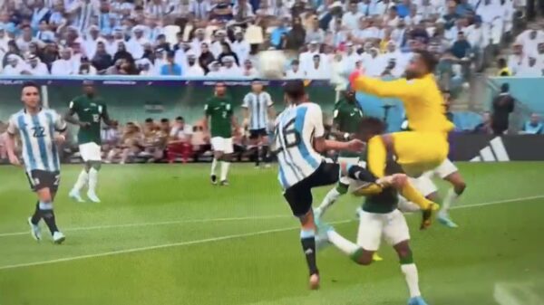 Keeper Mohammed Al-Owais vloert snoeihard een eigen speler van Saoedi-Arabië