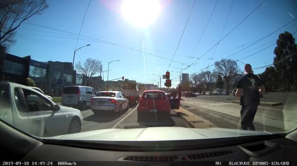 Automobilist rijdt door rood en beukt pickup-truck met zijn hele inboedel ondersteboven