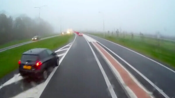 Een vrachtwagen op het ALLERLAATSTE moment inhalen, mag dat?