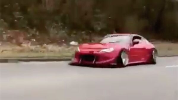 Fast & Furiounietes: stuntpiloot probeert te driften en zorgt voor een getunde crash