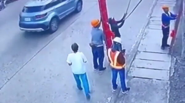 Voetganger bijna de dupe van een ongelukkig Final Destinationnetje