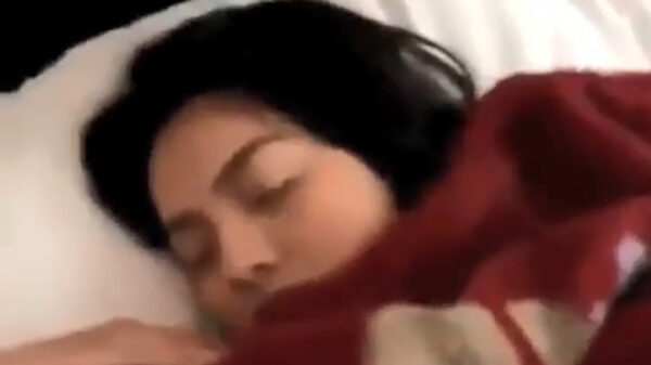 Je vriendin romantisch wakker maken met ontbijt op bed