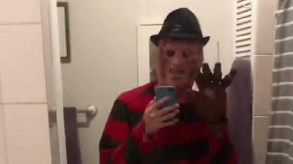 Met een Freddy Krueger-pak laat je je douchende homies schrikken