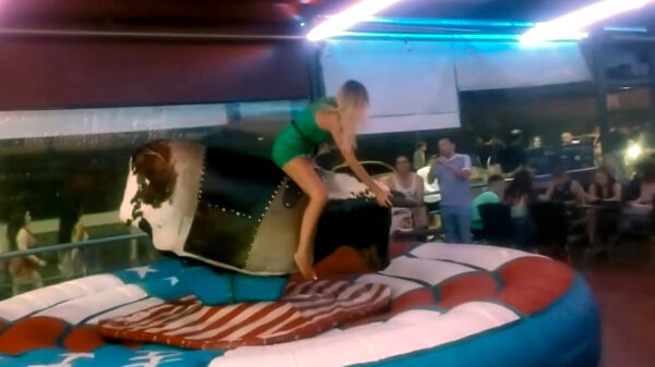 Vandaag is het de mechanische stier die een ritje met een blondine maakt