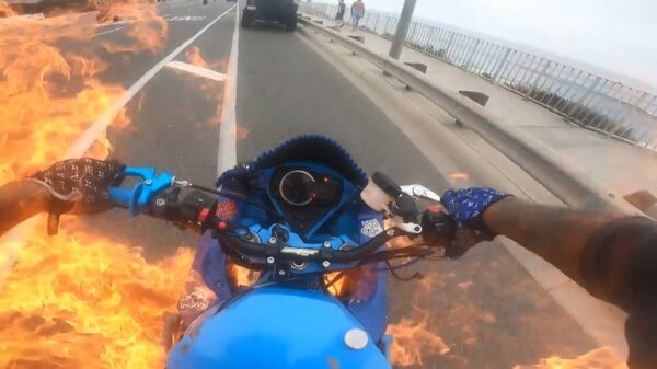 Dit is wat je noemt een wheelie met een spectaculair einde