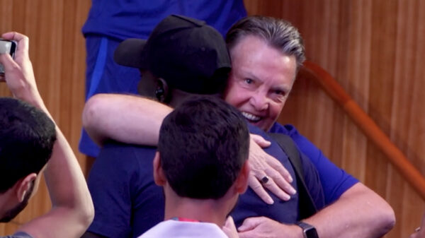 Verslaggever uit Senegal heeft geen vraag aan Louis van Gaal maar krijgt wel een knuffel