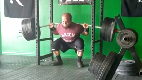 Gewichtheffer Joe Sullivan komt aardig in de problemen als hij 300 kilo squat
