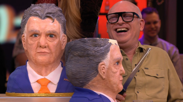 Van Der Gijp zet mes in hoofd 'Louis van Gaal' tijdens uitzending De Oranjewinter